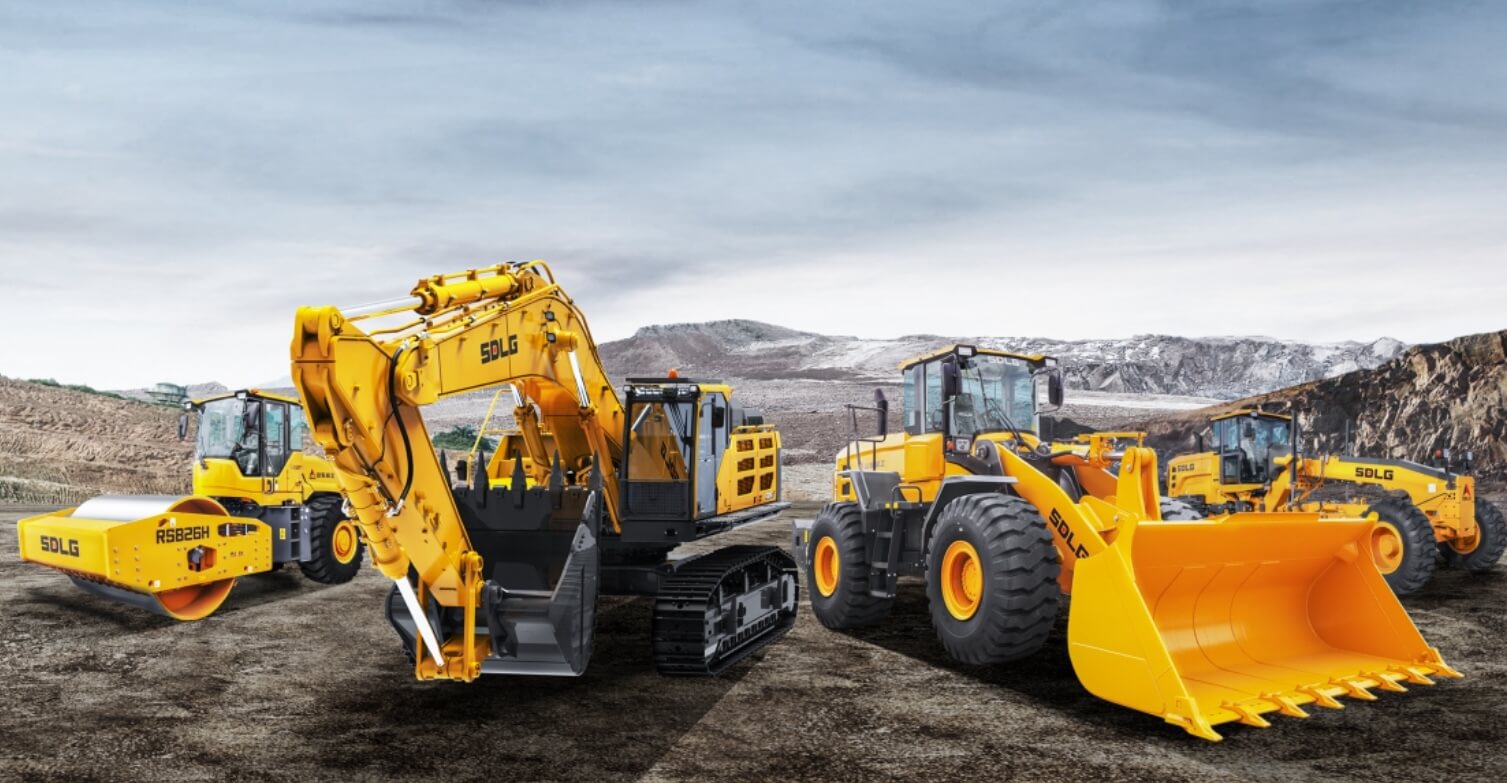 Tres equipos de construcción amarillos estacionados
en un campo de tierra, listos para iniciar
trabajos de construcción.