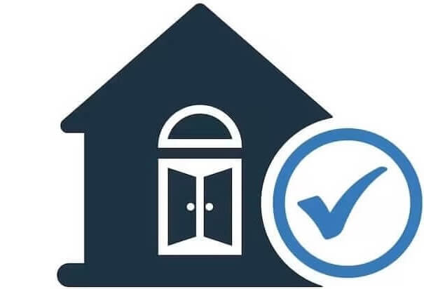 Una casa con un símbolo de verificación
                                        y un ícono de casa, representando la
                                        aprobación o validación de un hogar.